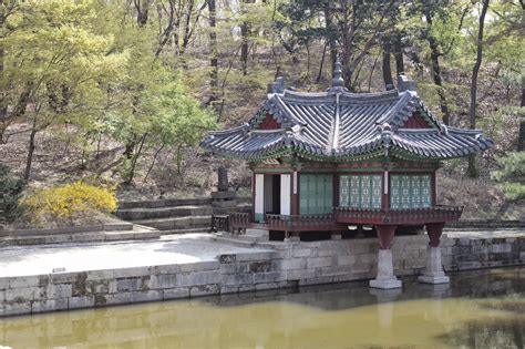  Changdeokgungin Palatsi: Korean Arkkitehtuurin Helmi ja Rauhallinen Oaasi Sielulle